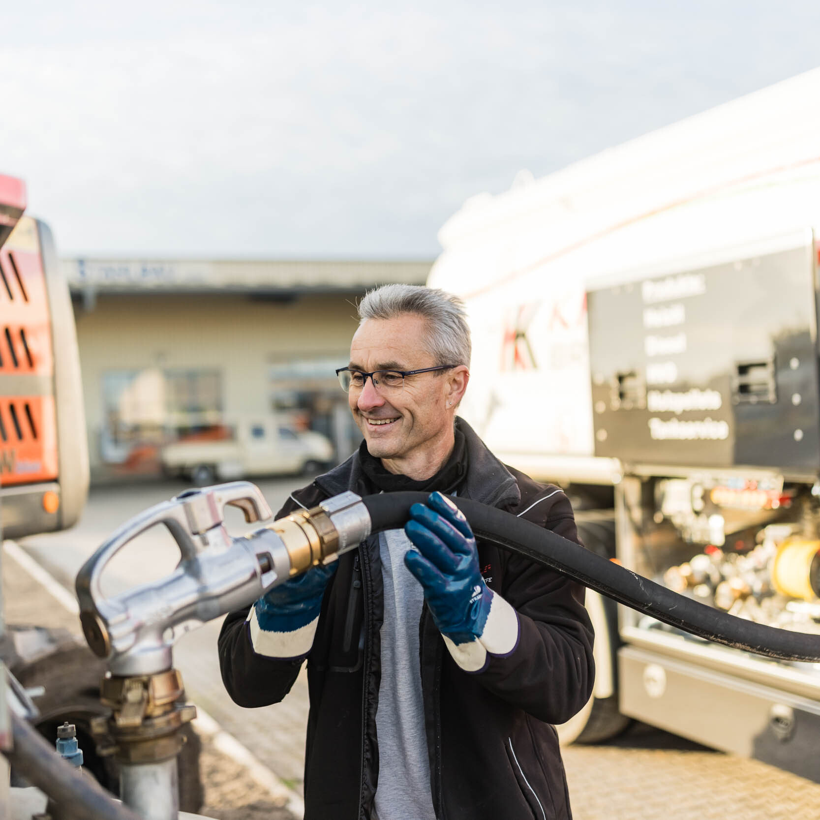 Wir befüllen den Diesel-Baustellentank entweder auf Zuruf oder in einem festen Turnus.